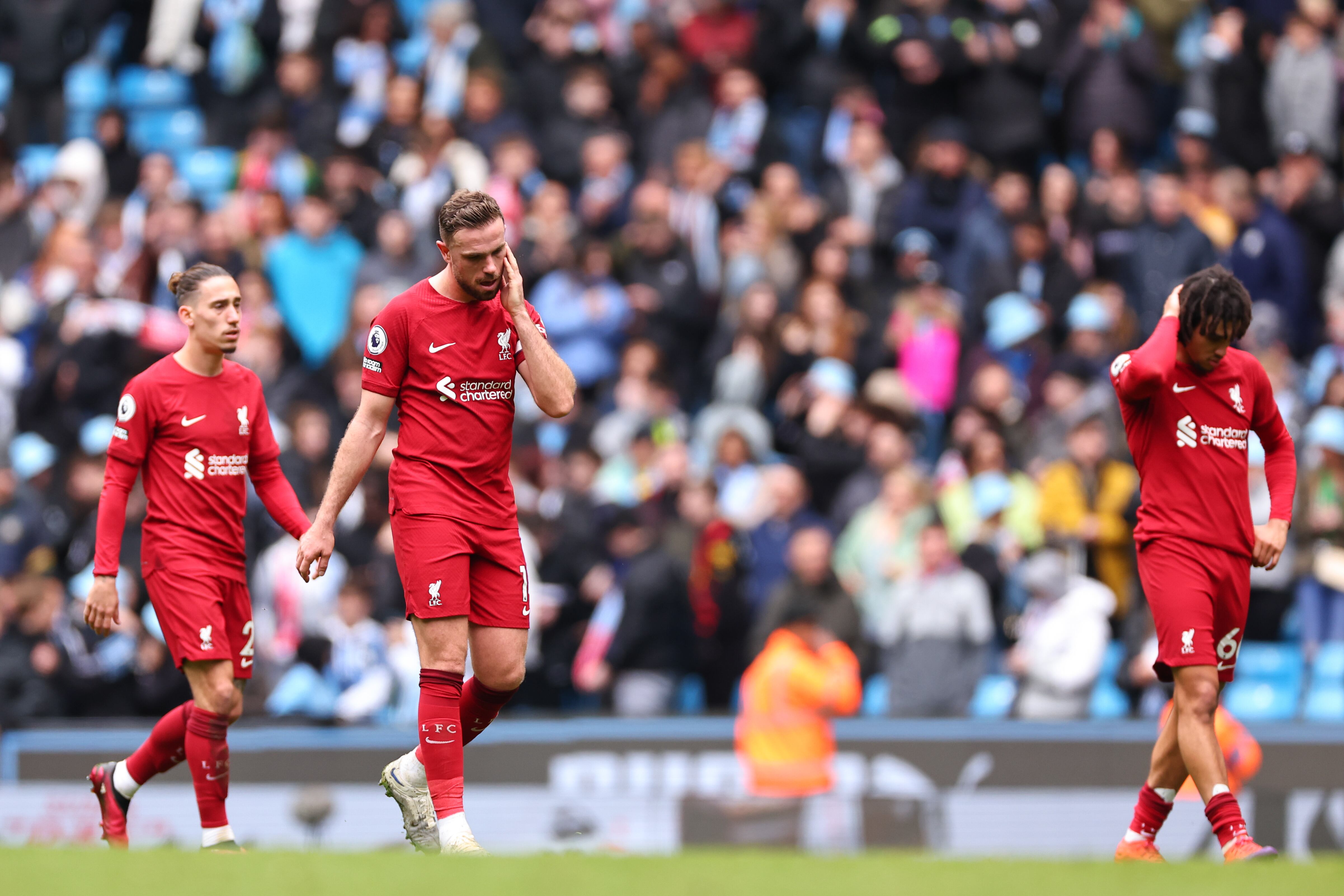 Los jugadores del Liverpool se lamentan durante el juego ante el Manchester City. (Photo by Robbie Jay Barratt - AMA/Getty Images)
