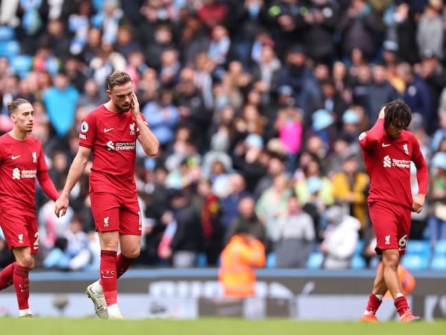 Los jugadores del Liverpool se lamentan durante el juego ante el Manchester City. (Photo by Robbie Jay Barratt - AMA/Getty Images)