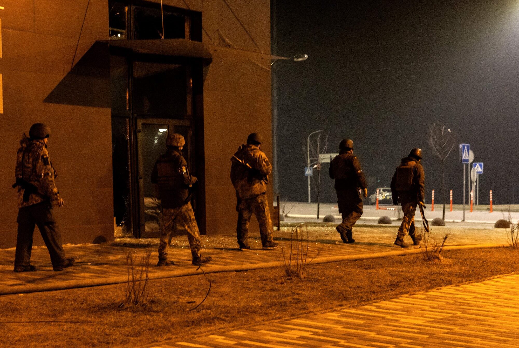Soldados de Ucrania patrullando en Kiev (Photo by FADEL SENNA/AFP via Getty Images)