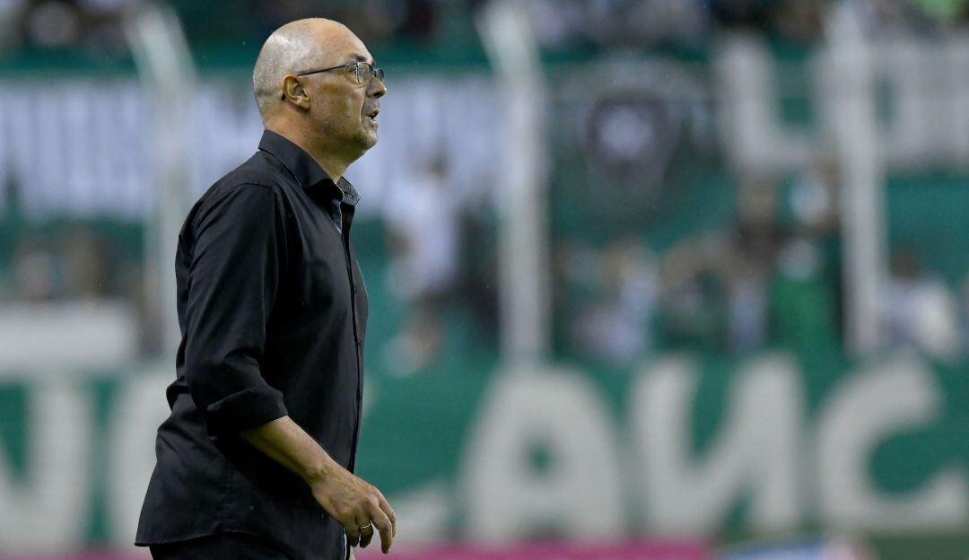 Alfredo Arias dirigiendo al Deportivo Cali en un partido ante Millonarios en 2021