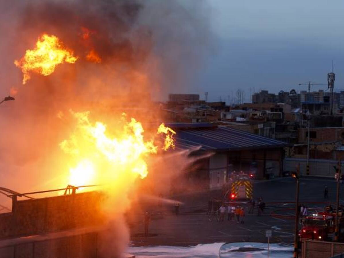 Incendio en pleno centro de Cali consumió siete locales