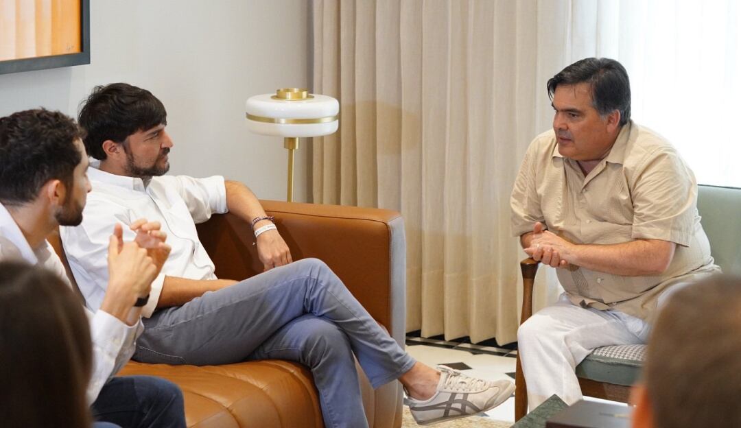 Francisco Palmieri en reunión con el Alcalde Jaime Pumarejo