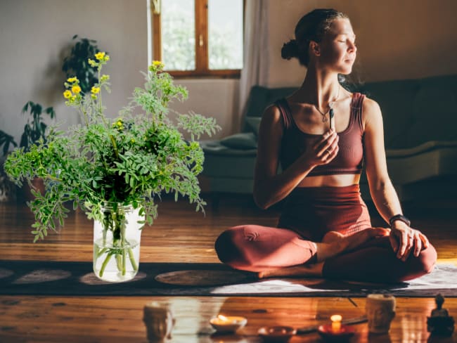Imagen de referencia a persona con planta de ruda en su hogar/ Getty Images