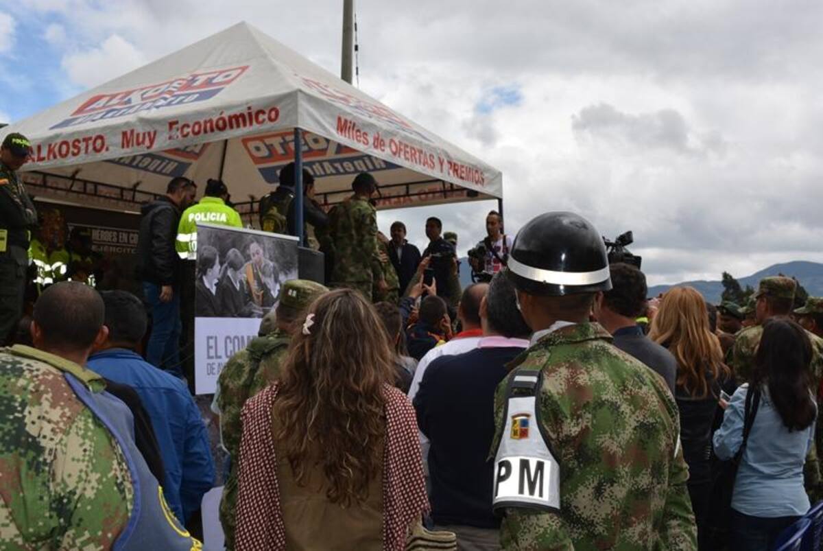 El artista colombiano se tomó fotos con los uniformados. Foto: Caracol Radio