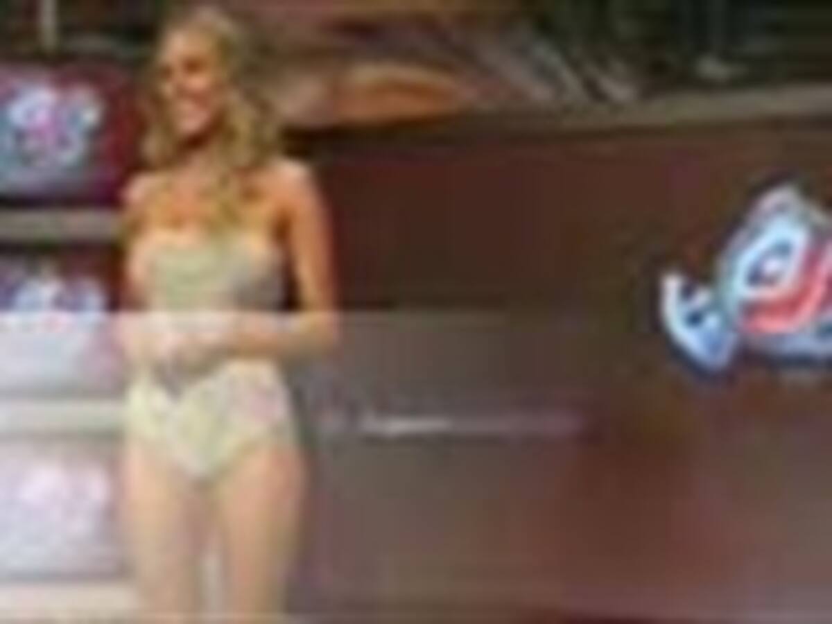 Una presentadora pierde una apuesta y se presenta a trabajar en vestido de baño