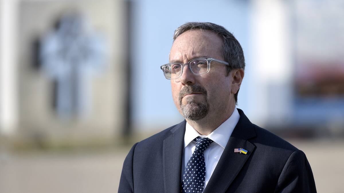 “Buscamos que Ucrania escoja su propio futuro”: John Bass