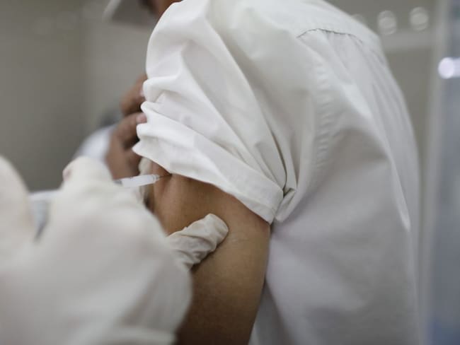Un trabajador médico recibe una dosis de la vacuna de Pfizer y Biontech en Estados Unidos.