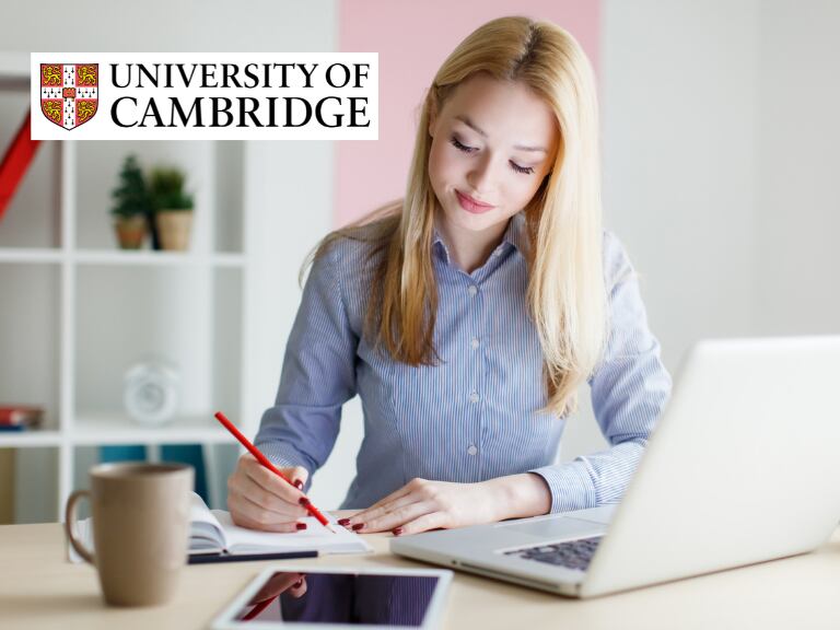 Logo Universidad de Cambridge- persona estudiando / foto vía Getty Images