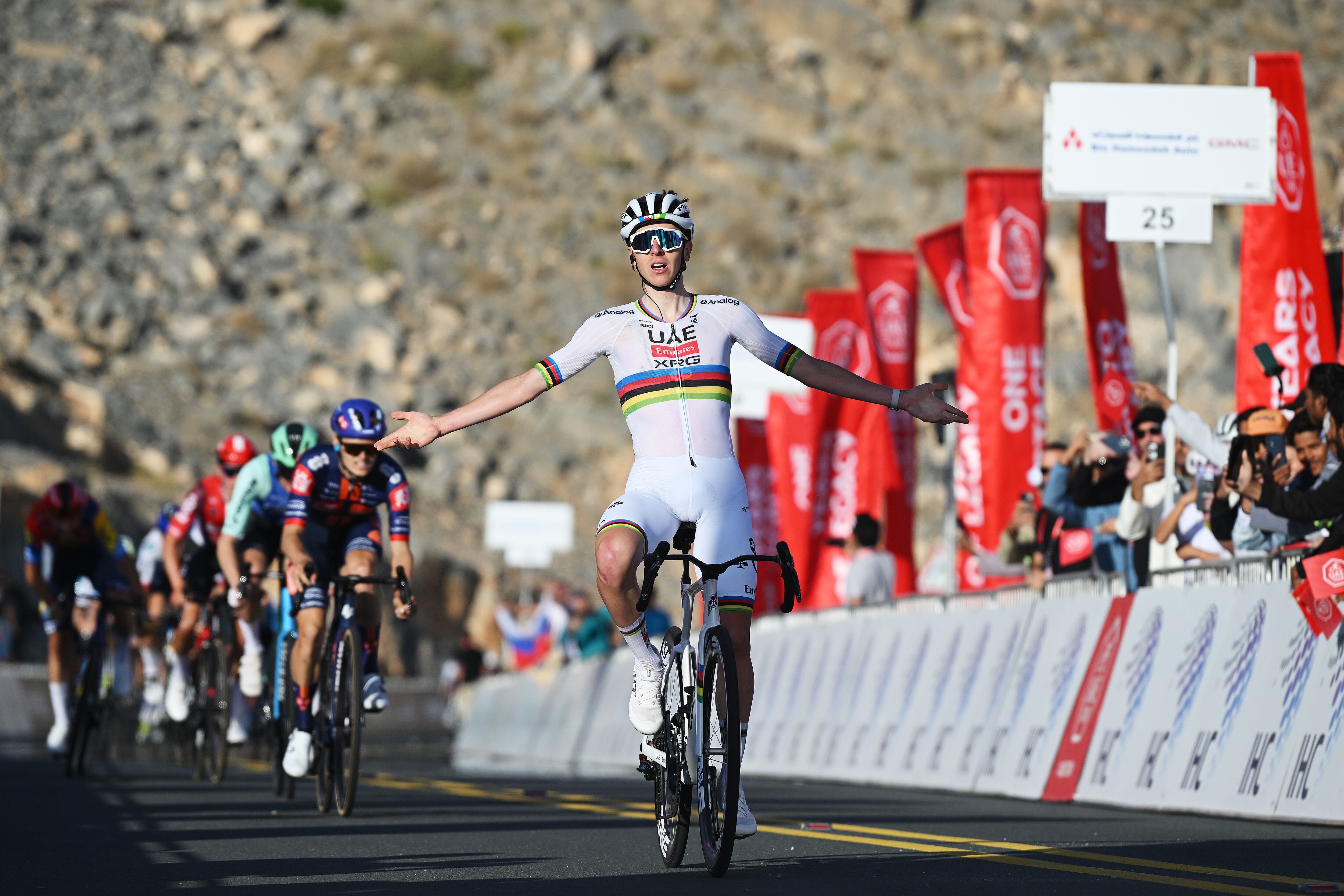 Tadej Pogacar celebra en el UAE Tour su primer triunfo en el 2025. (Photo by Dario Belingheri/Getty Images)