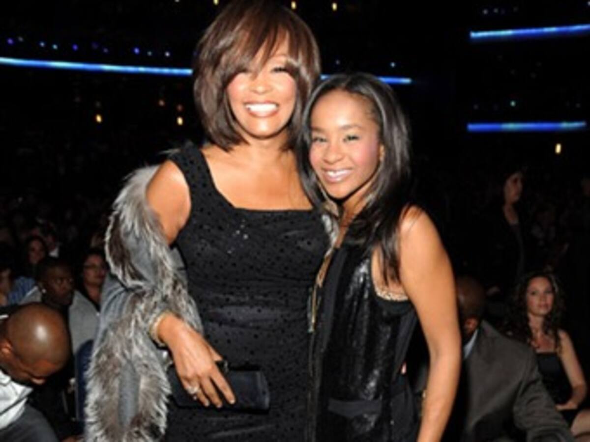 Hija de Whitney Houston siente la presencia de su madre 'todo el tiempo'