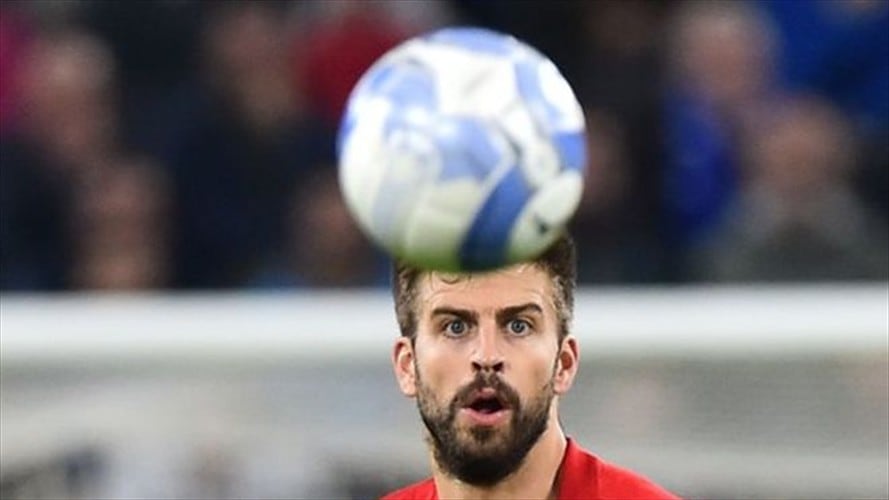 Gerard Piqué volvió a estar en el centro de una polémica por una información falsa que surgió mientras jugaba un partido.. Foto: BBC Mundo