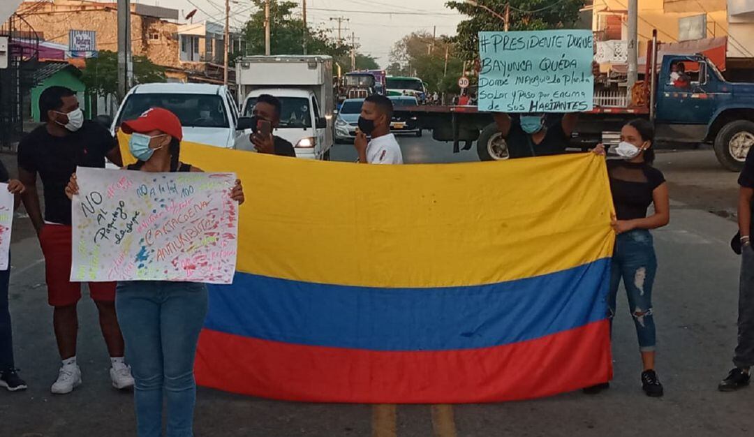 La manifestación impide el paso vehicular desde y hacia la Terminal de Transportes de Cartagena