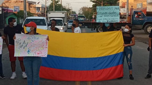 La manifestación impide el paso vehicular desde y hacia la Terminal de Transportes de Cartagena