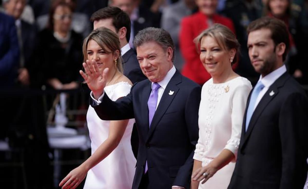 El presidente Juan Manuel Santos saluda mientras camina hacia la Plaza Núñez en el Congreso