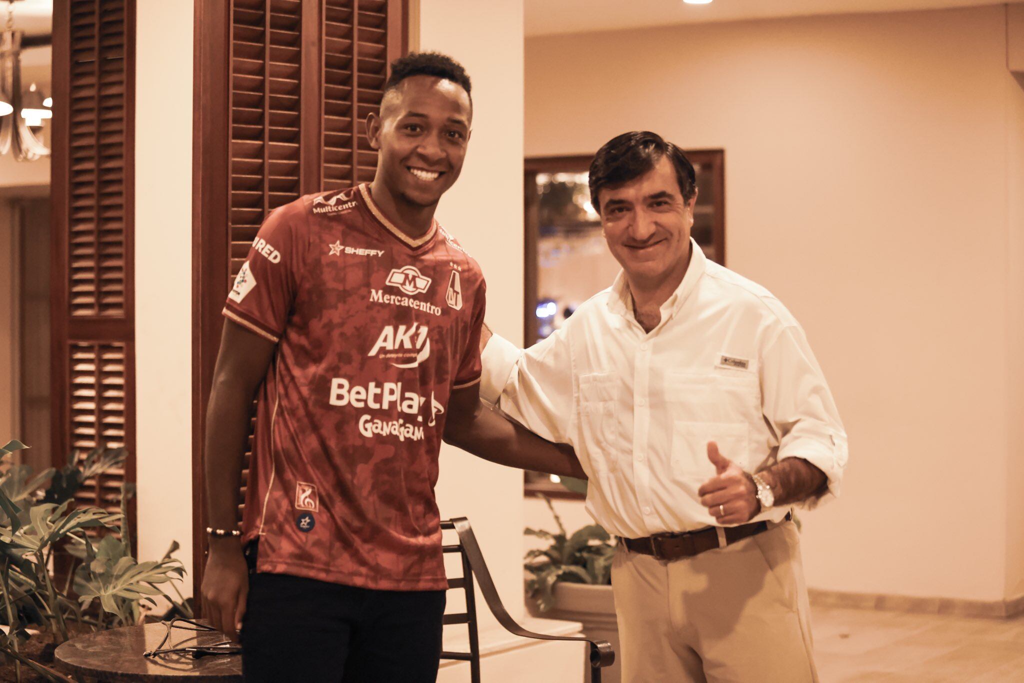 Brayan Gil junto a César Camargo en su presentación como nuevo jugador del Tolima / @cdtolima