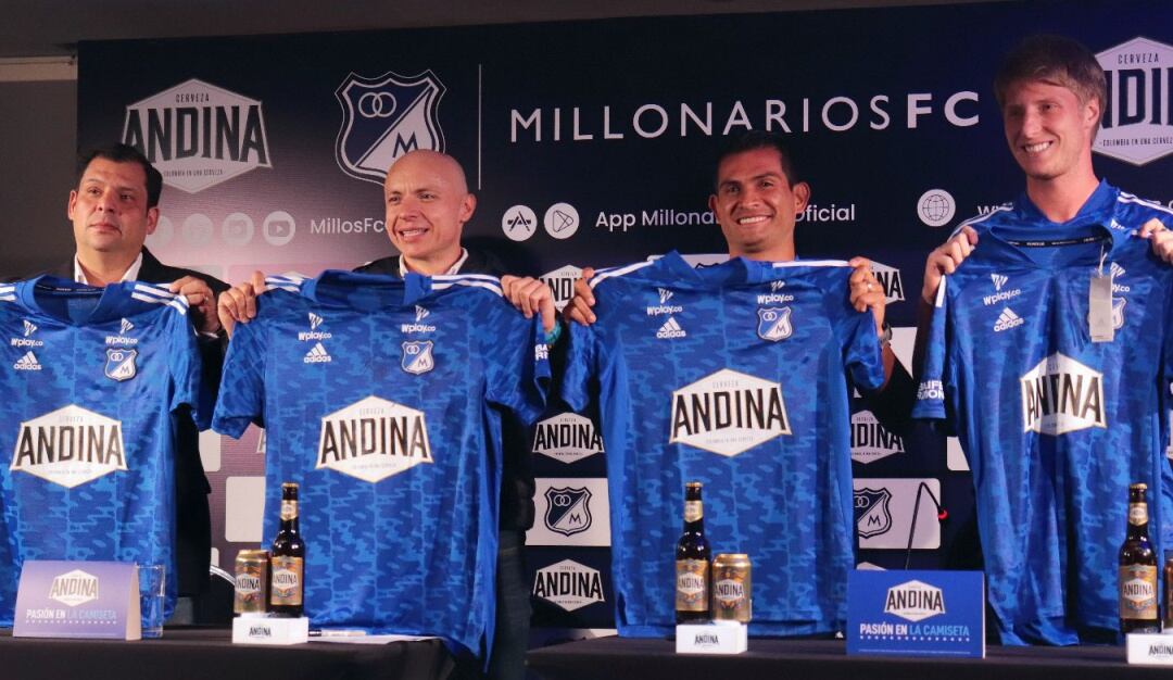 El cuadro Embajador en la presentación de su nuevo patrocinador.