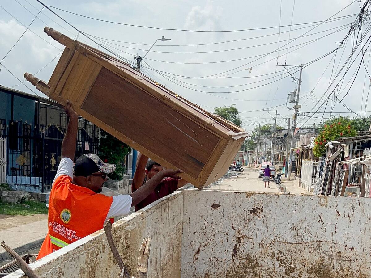 Cuadrilla del alcalde lideró recolección de inservibles en faldas de La Popa