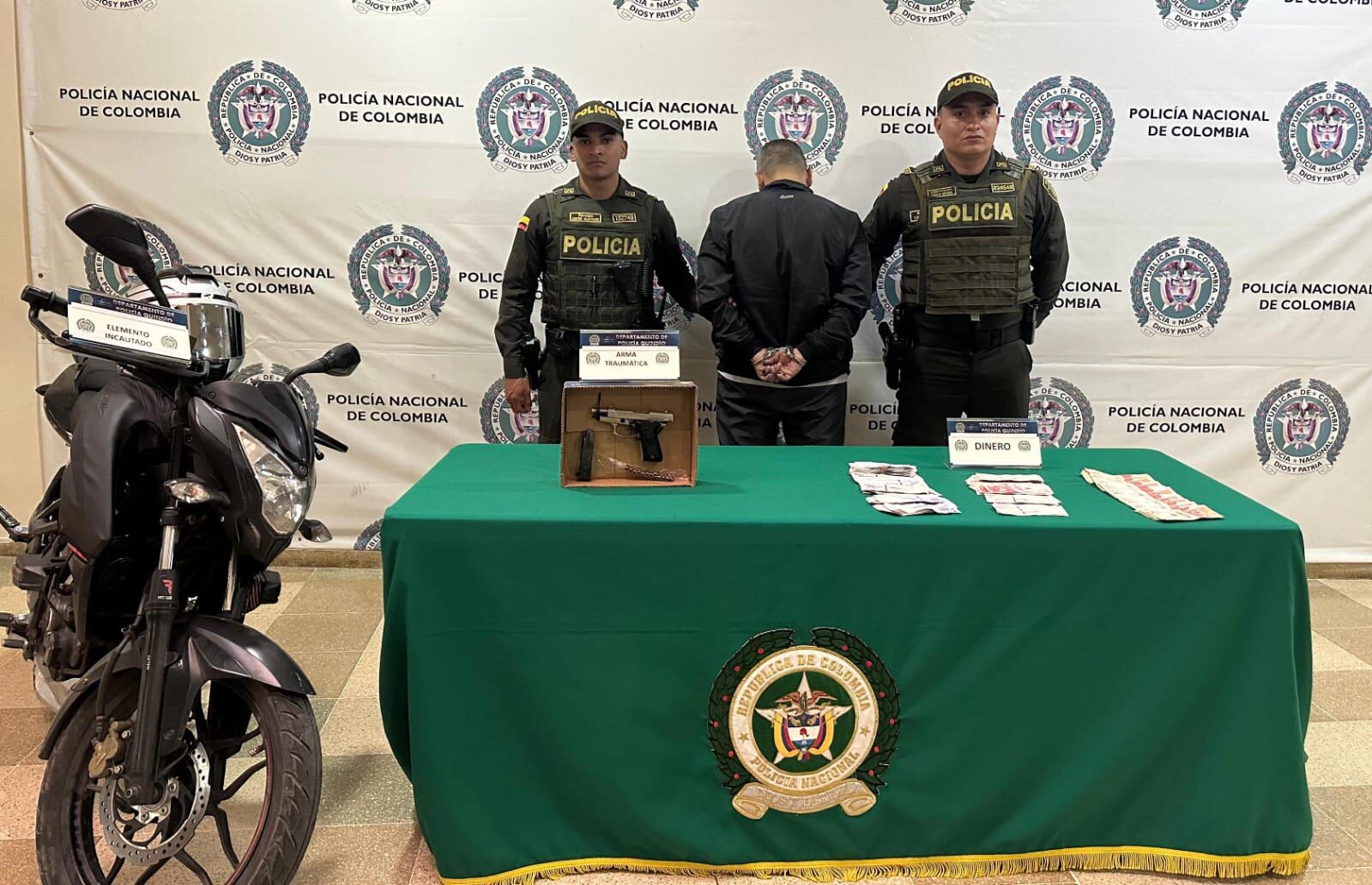 Hombre capturado y dinero recuperado por asaltó de un banco en Armenia. Foto Cortesía Policía