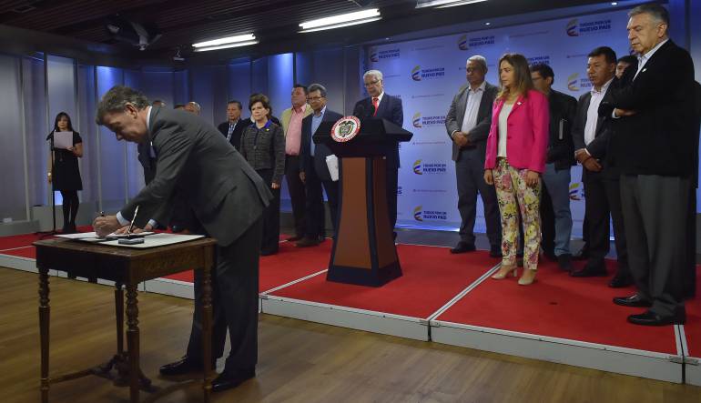 Santos firma decreto sobre alza salarial a maestros