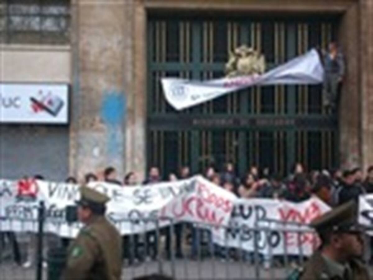 Estudiantes chilenos irrumpieron en la sede del Ministerio de Educación en medio de protestas