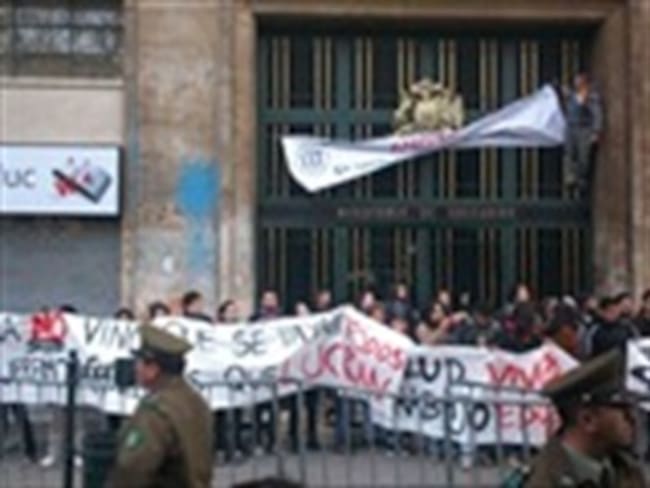 Estudiantes chilenos irrumpieron en la sede del Ministerio de Educación en medio de protestas