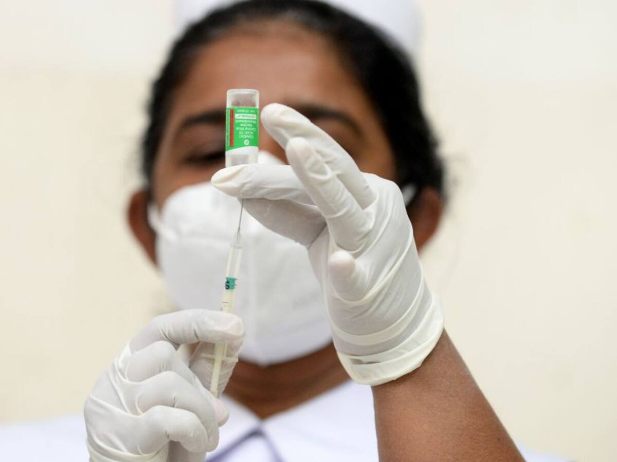 UE busca vetar envío de vacunas fabricadas en Europa a Reino Unido