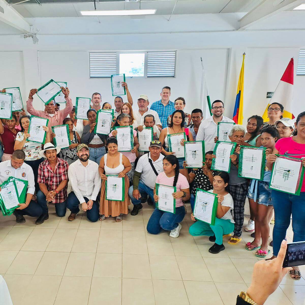 Unas 46 familias del municipio de Cáceres recibieron títulos de sus tierras