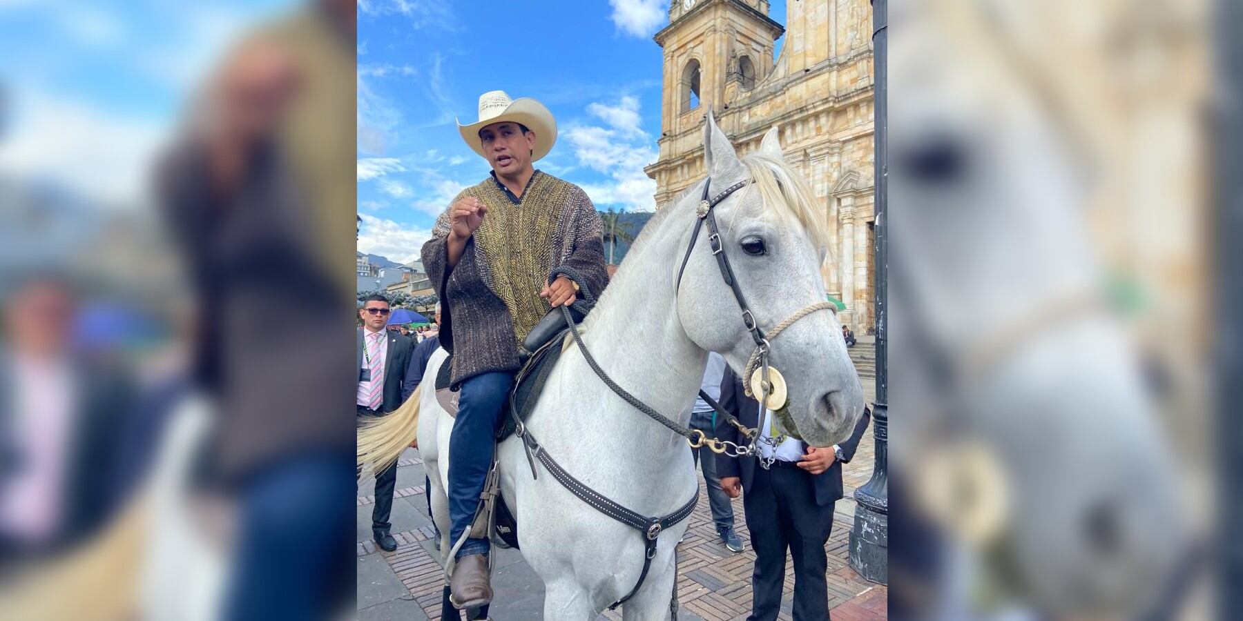 Senador Alirio Barrera llega en caballo al Congreso, | Caracol Radio