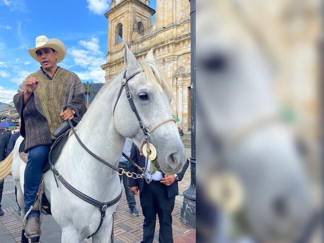 Senador Alirio Barrera llega en caballo al Congreso, | Caracol Radio