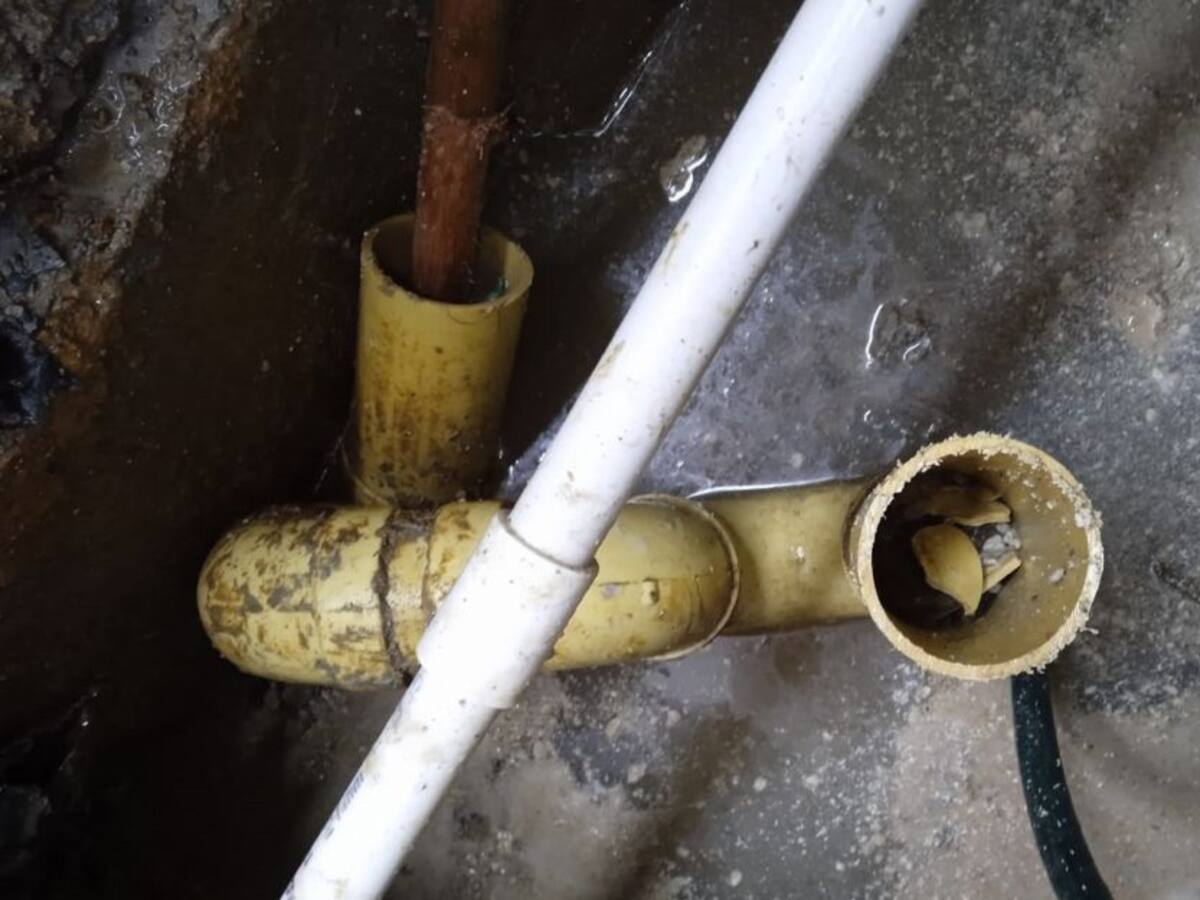 Preocupante, en Robledo denuncian filtraciones de agua en un edificio