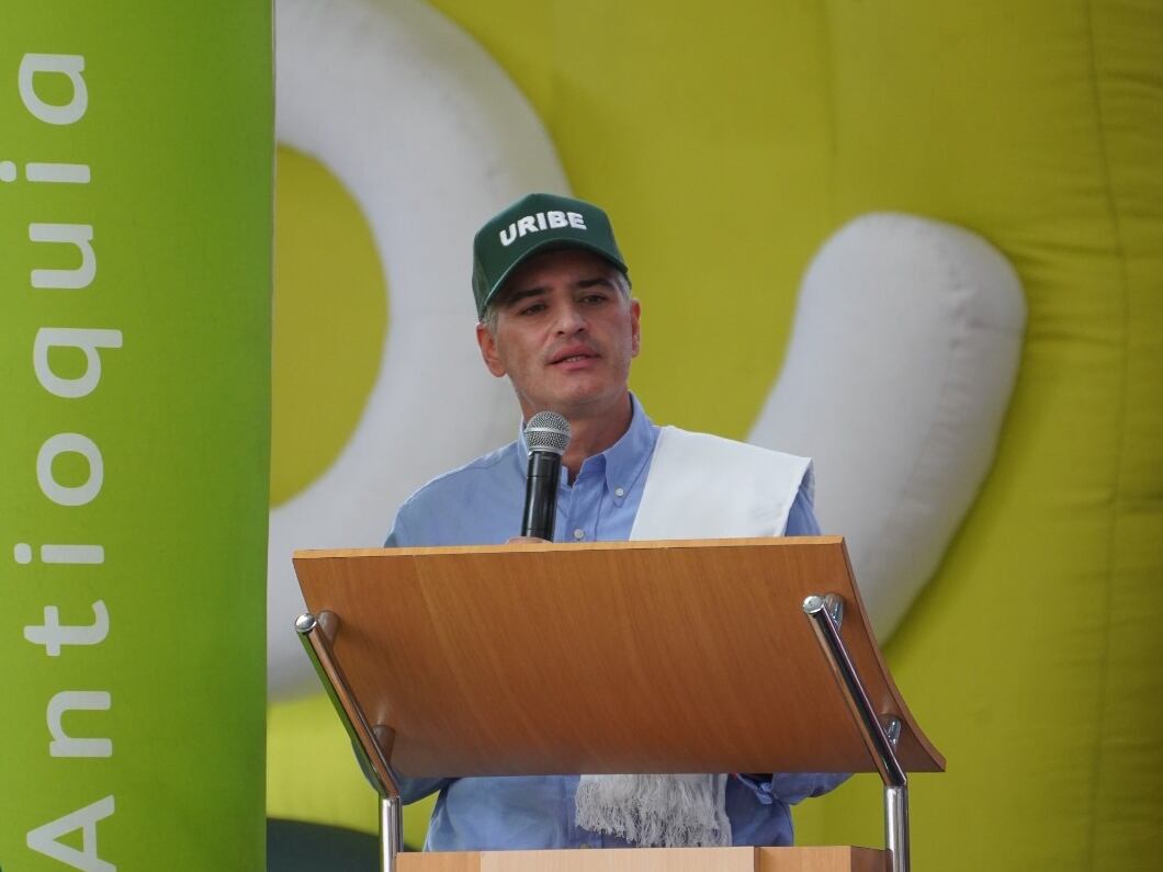 Gobernador de Antioquia, Andrés Julián Rendón, rindió homenaje al expresidente Álvaro Uribe. Foto: Gobernación de Antioquia.