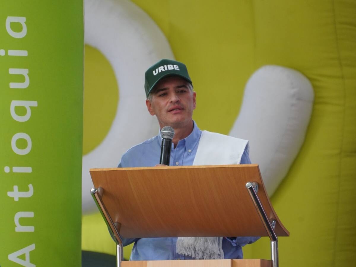 Instauran queja ante la Procuraduría contra el gobernador de Antioquia por homenaje a Uribe