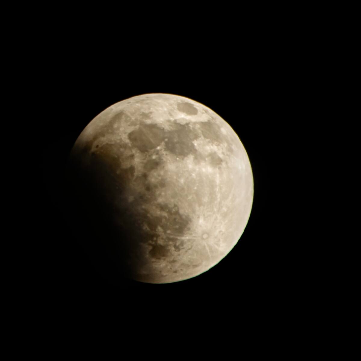 ¿Se puede ver directamente el eclipse lunar del 28 de octubre? Expertos responden