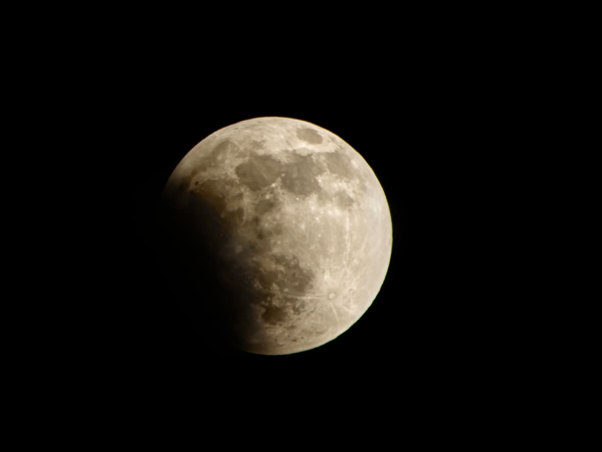 ¿Se puede ver directamente el eclipse lunar del 28 de octubre? Expertos responden