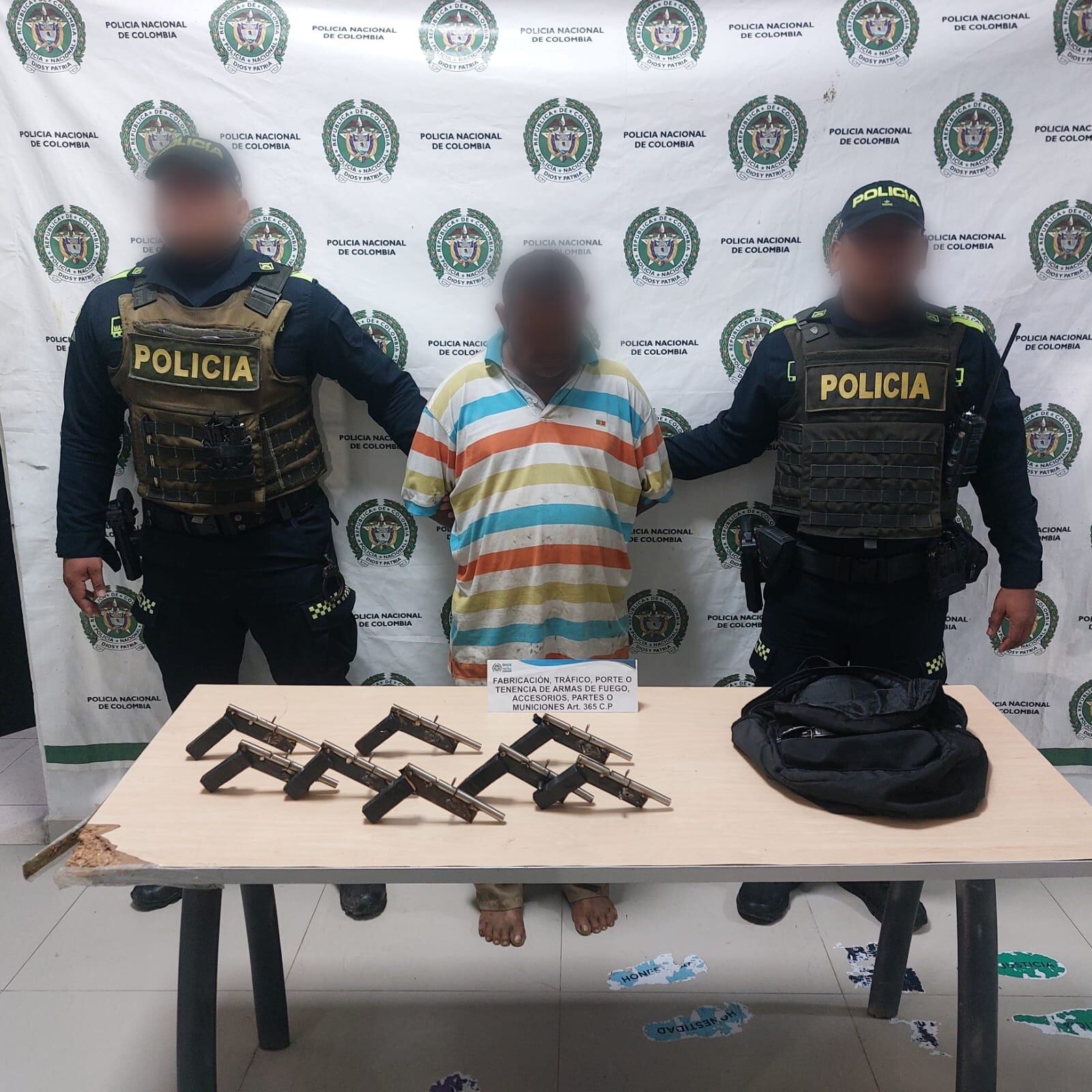 En medio de una persecución, capturan a un sujeto que portaba 8 armas de fuego en un morral