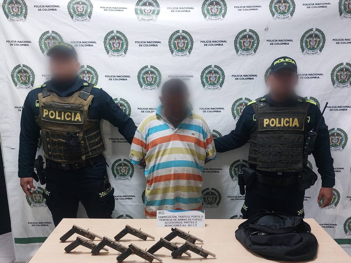 En medio de una persecución, capturan a un sujeto que portaba 8 armas de fuego en un morral