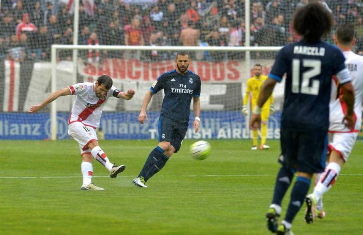 El defensa del Real Madrid Pepe (c) y el centrocampista del Rayo Vallecano Roberto Trashorras (i) durante el partido correspondiente a la trigésimo quinta jornada de la Liga.