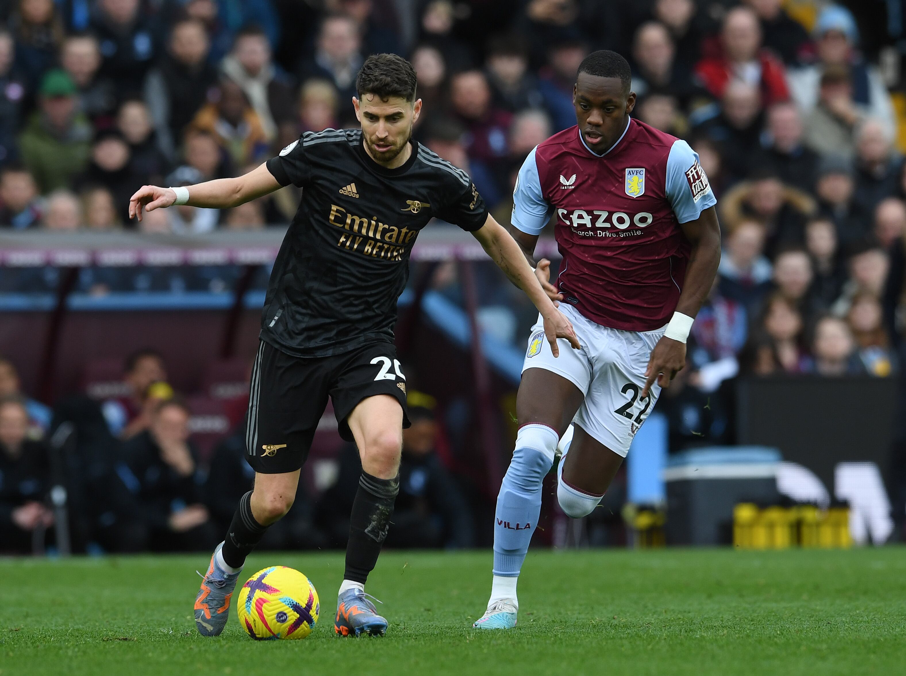 BIRMINGHAM, INGLATERRA - 18 DE FEBRERO: Jorginho del Arsenal es cerrado por Jhon Jader Duran Palacio de Villa durante el partido de la Premier League entre Aston Villa y Arsenal FC en Villa Park el 18 de febrero de 2023 en Birmingham, Inglaterra. (Foto de David Price/Arsenal FC a través de Getty Images)