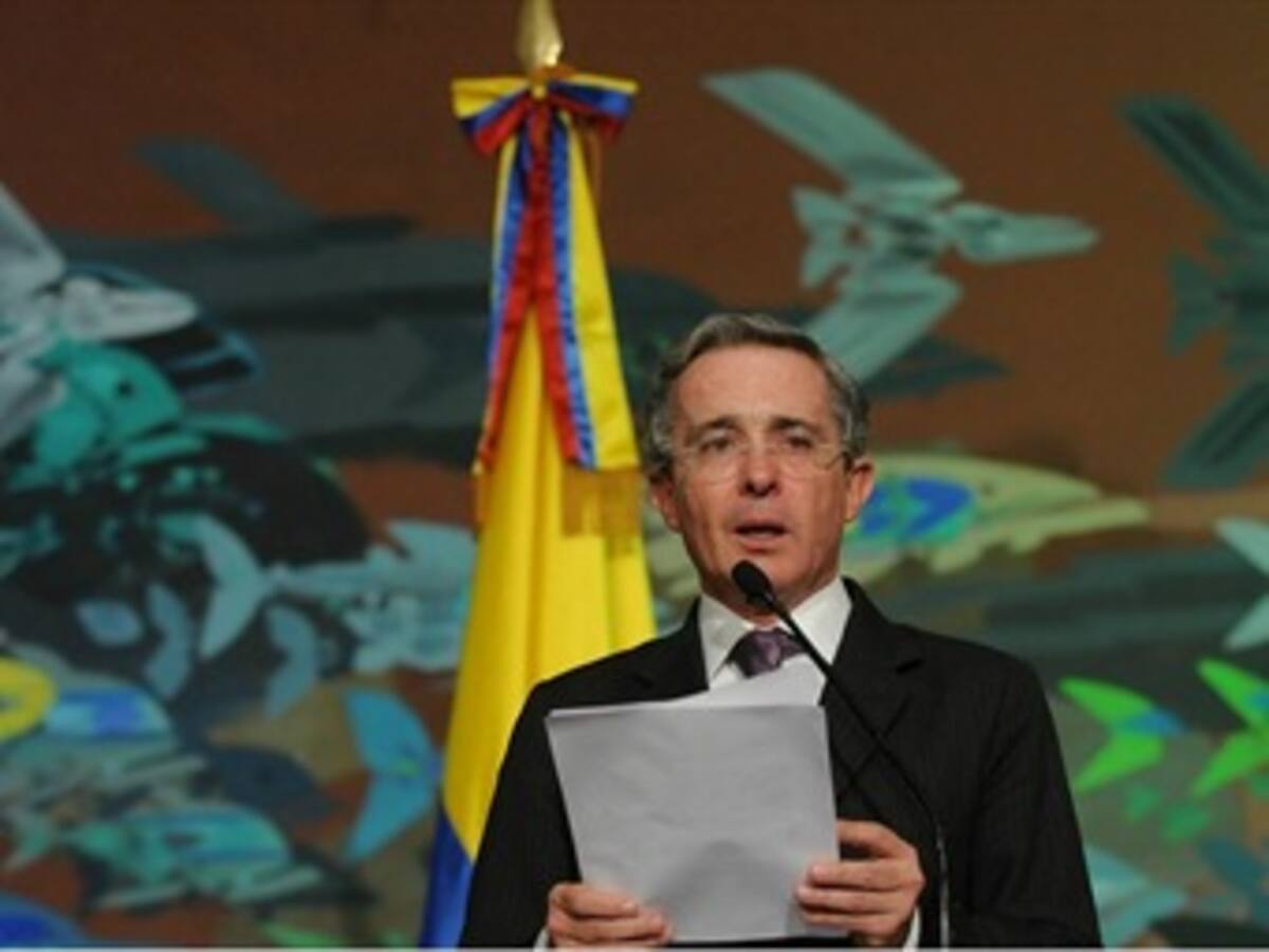 Uribe explicó en el Congreso, sin congresistas, sus actuaciones en La Haya