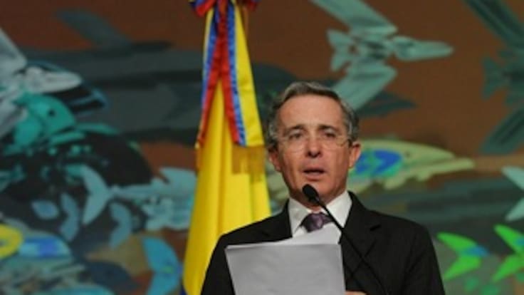 Uribe explicó en el Congreso, sin congresistas, sus actuaciones en La Haya