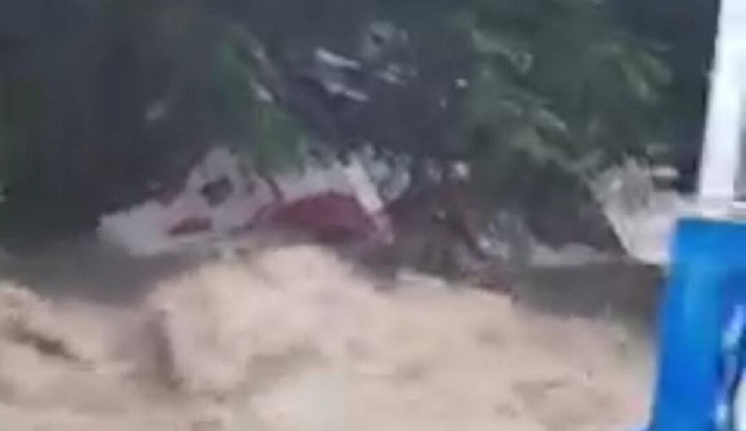 Bus arrastrado por el arroyo