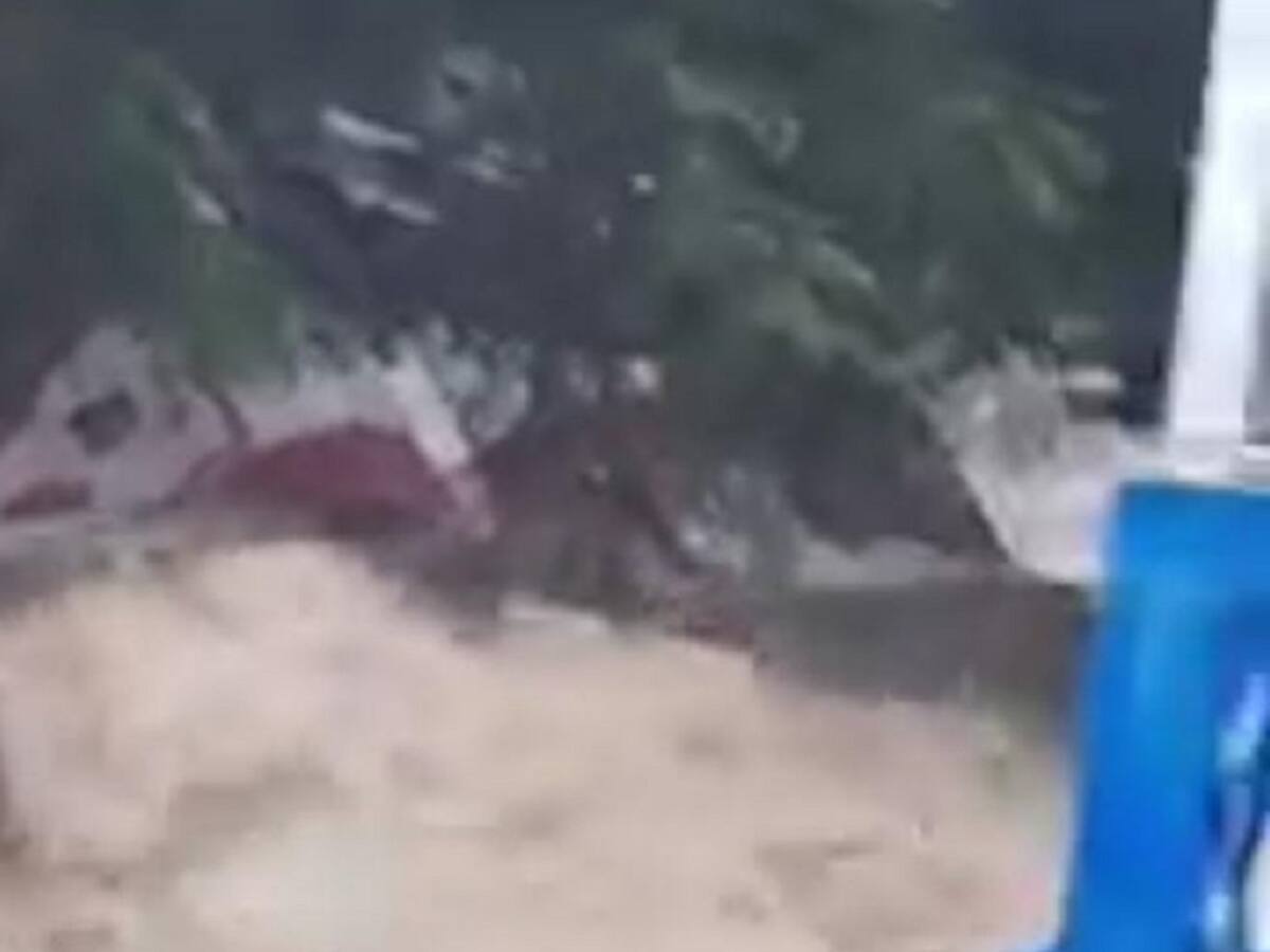 Un bus fue arrastrado por un arroyo en Soledad, Atlántico