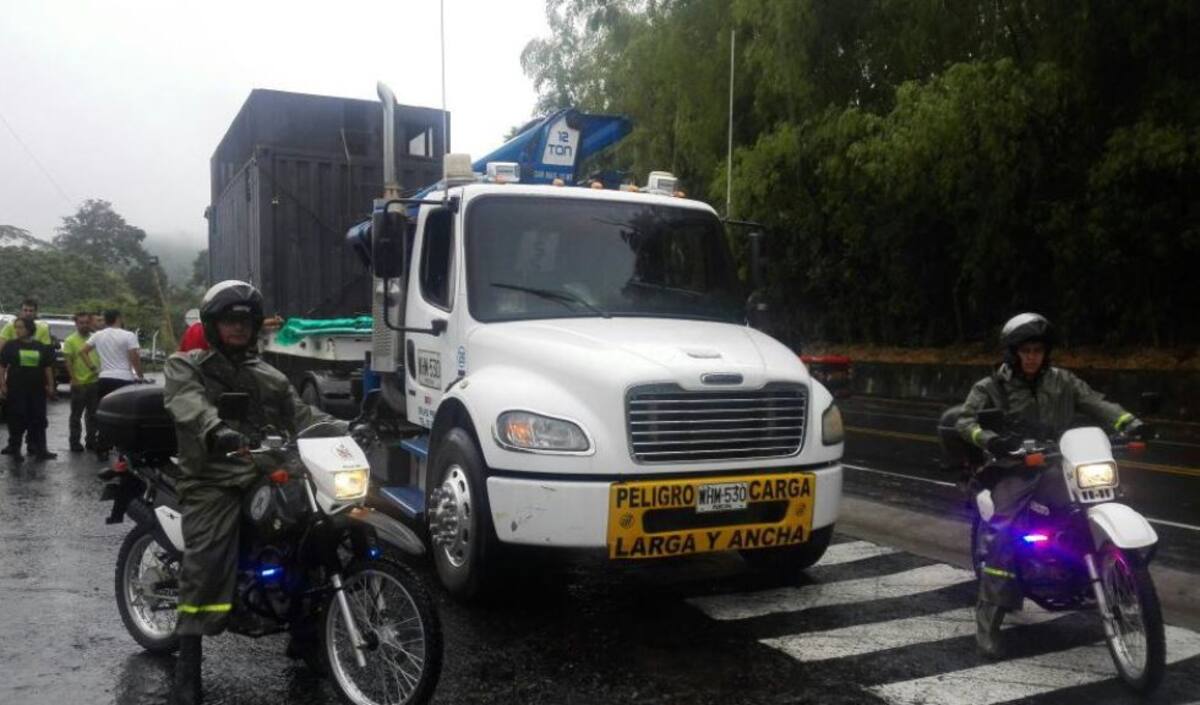En el traslado, el acompañamiento de Invías, Policía de Carreteras, Ejército y expertos de Ukumarí y Hacienda Nápoles, mantenía garantizada la seguridad del elefante.
