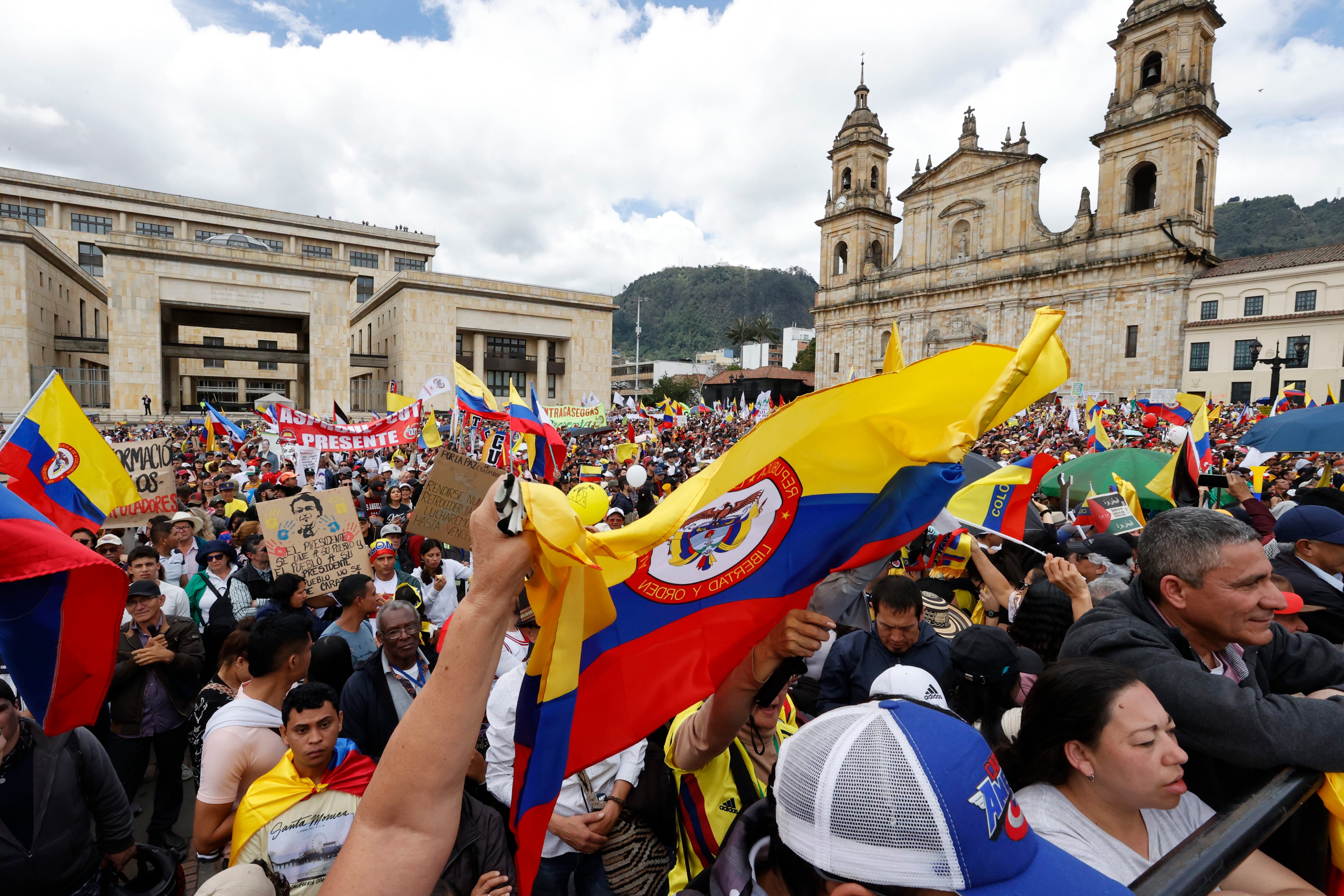 Ciudadanos se congregan en la céntrica Plaza de Bolívar al final de una marcha con motivo Día Internacional de los Trabajadores . EFE/ Mauricio Dueñas Castañeda