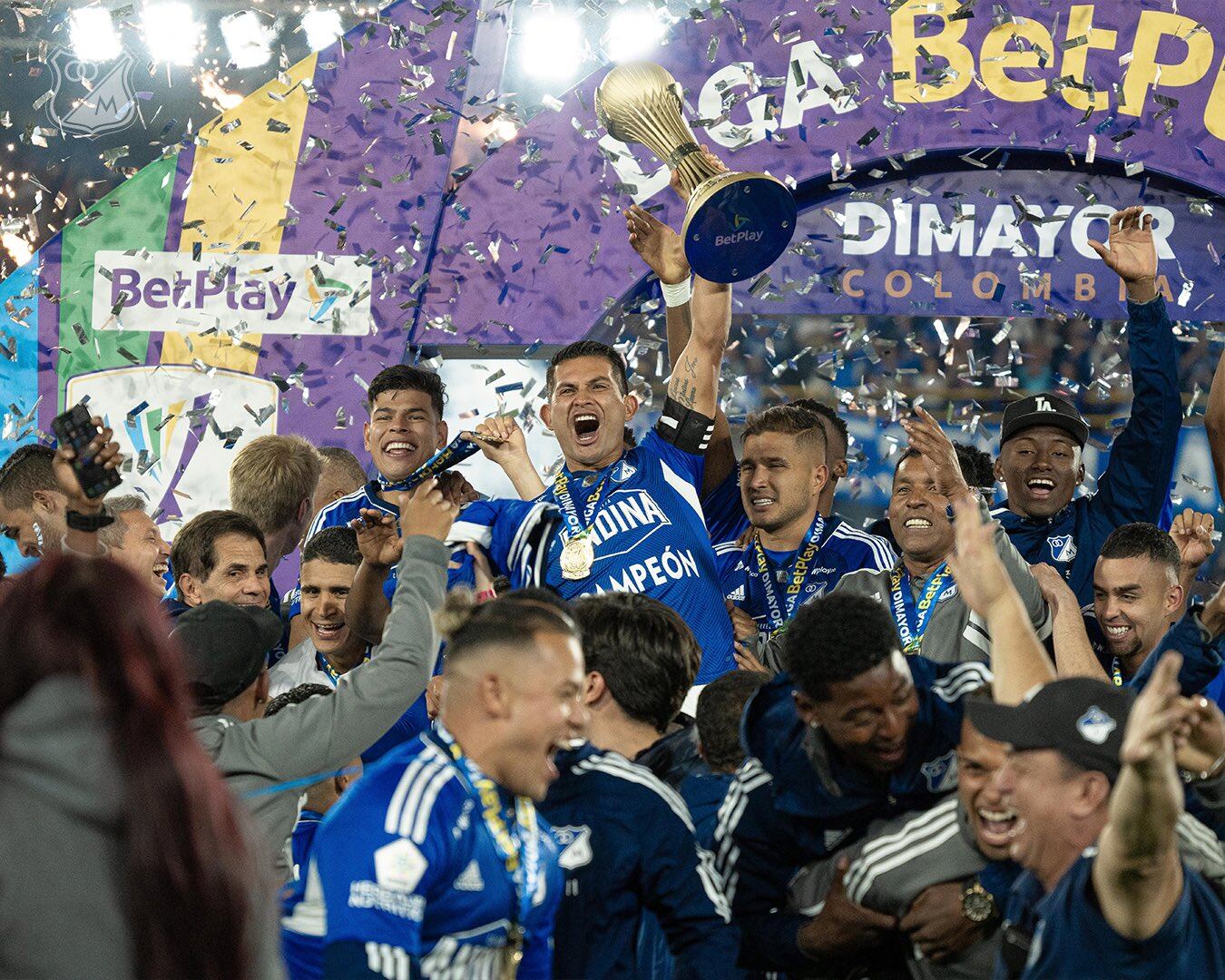 David Mackalister Silva festeja con el trofeo de campeón de la Liga / Twitter: @MillosFCOficial.