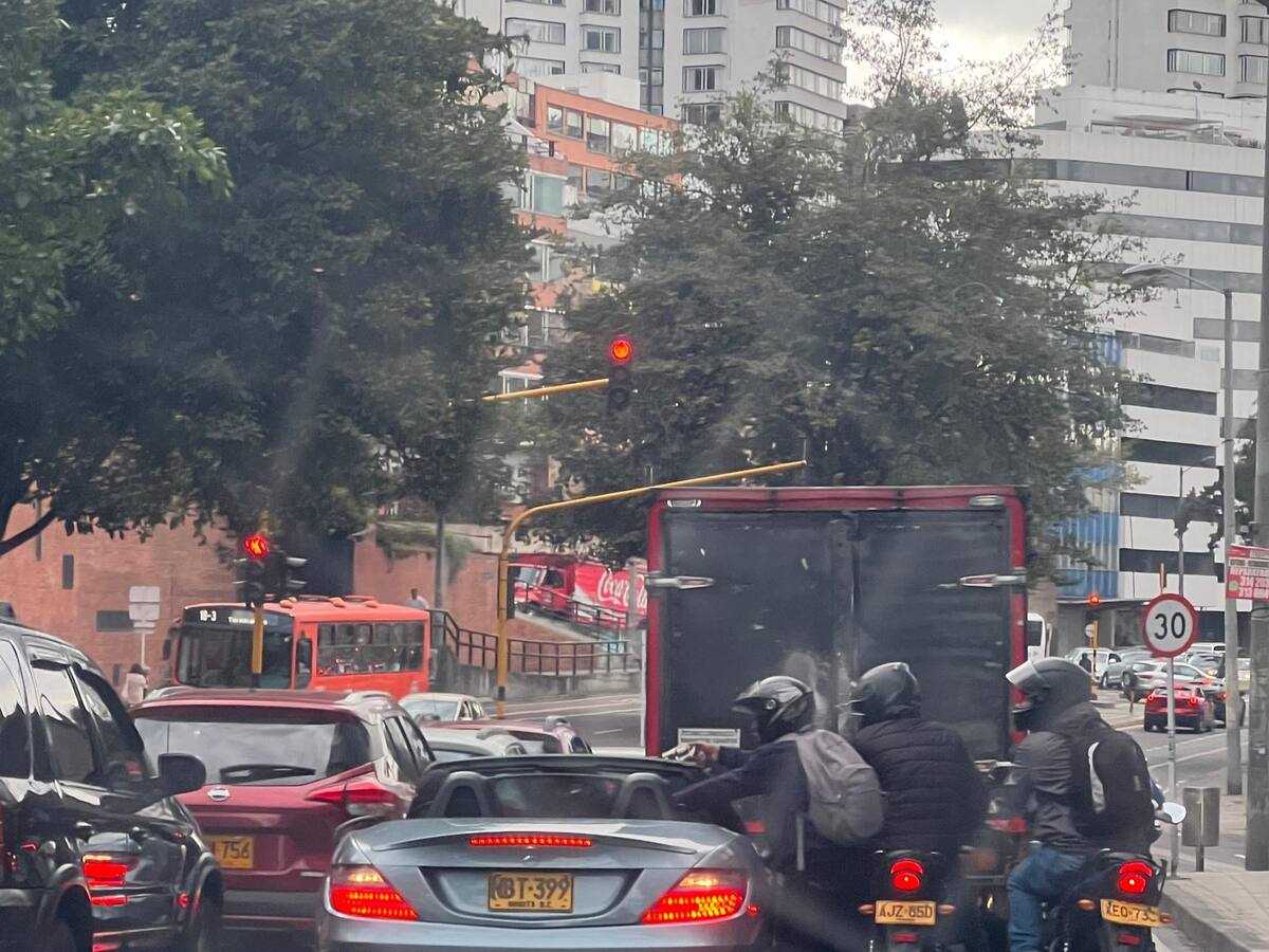 Víctima de robo contó cómo lo abordaron en moto en Bogotá: me gritaba ¡el reloj, el reloj!