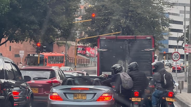Víctima de robo contó cómo lo abordaron en moto en Bogotá: me gritaba ¡el reloj, el reloj!