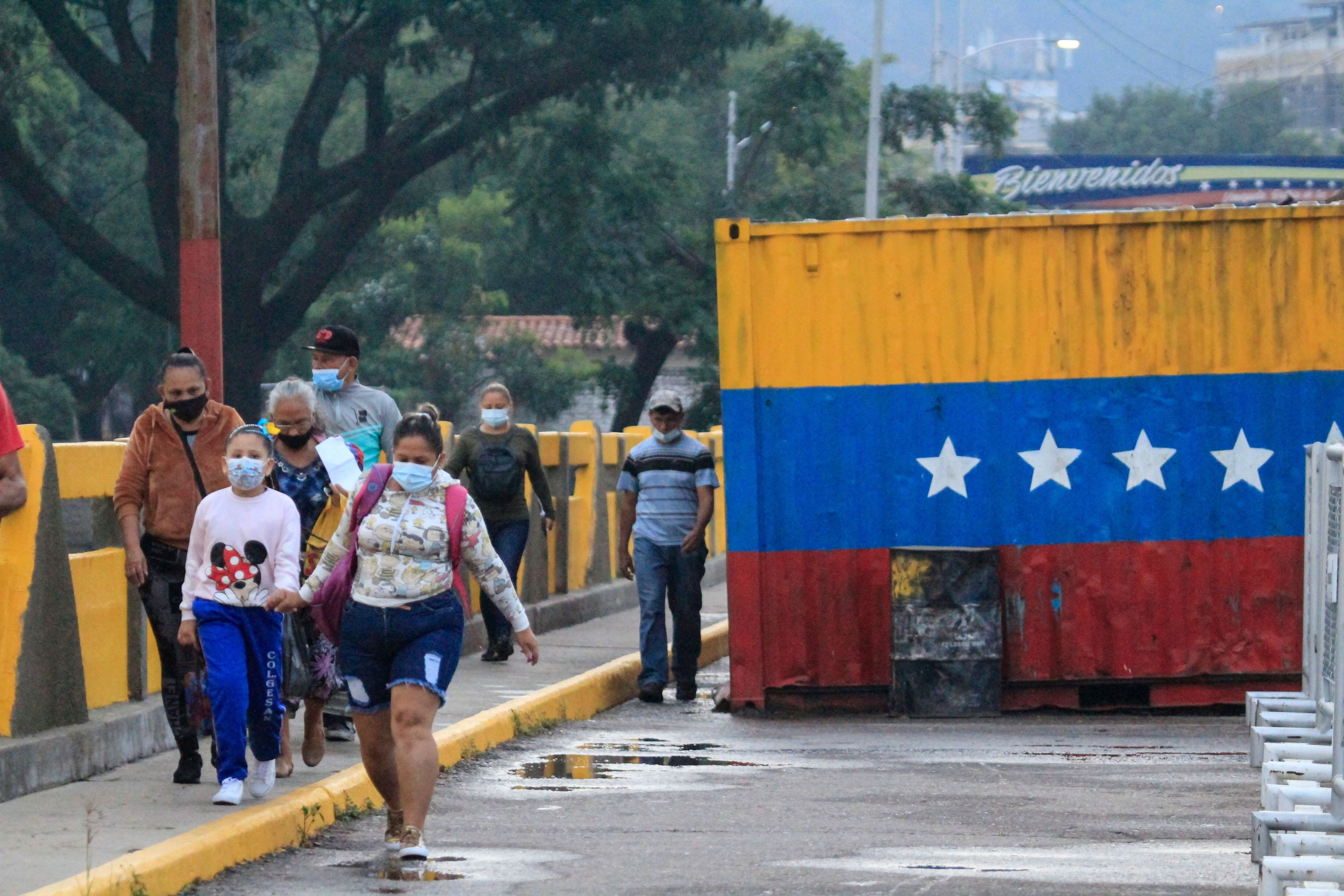 Venezuelans cross the Simon Bolivar International Bridge from Venezuela into Cucuta, Colombia on September 6, 2021. - Colombian and Venezuelan authorities are evaluating the possibility of reopening the borders, unilaterally closed by Caracas since 2015. (Photo by Schneyder MENDOZA / AFP) (Photo by SCHNEYDER MENDOZA/AFP via Getty Images)