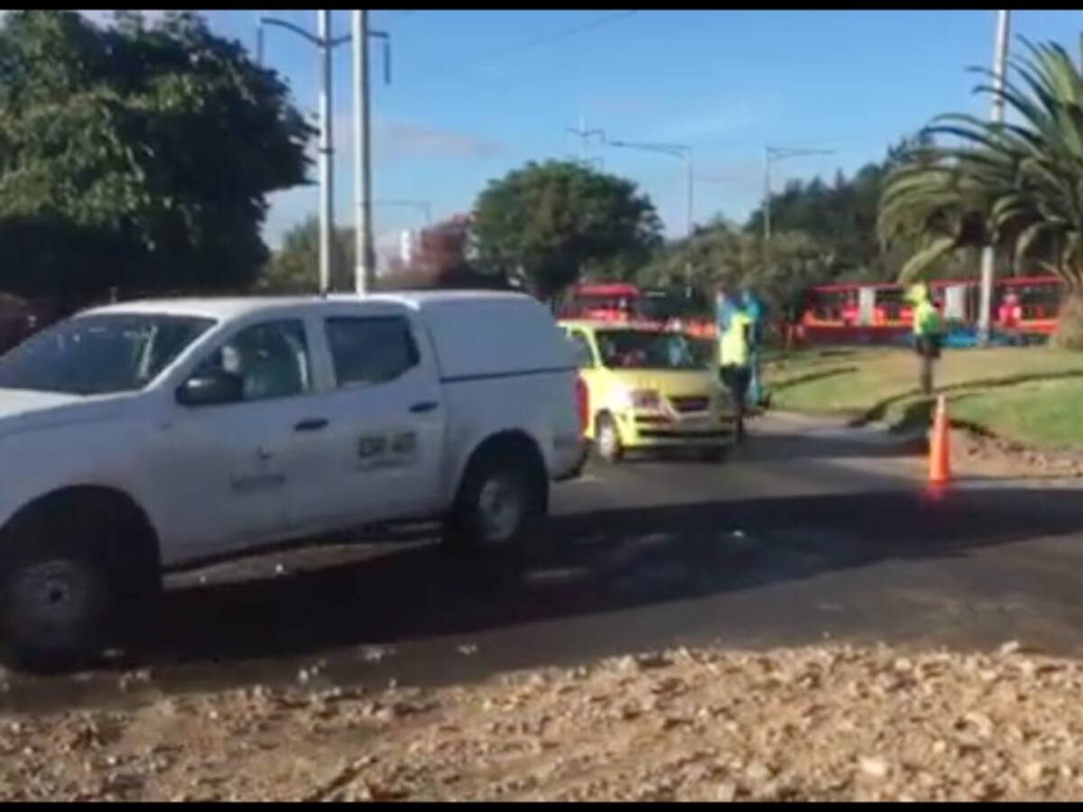 Edificios inundados y un fuerte trancón por causa de un tubo roto