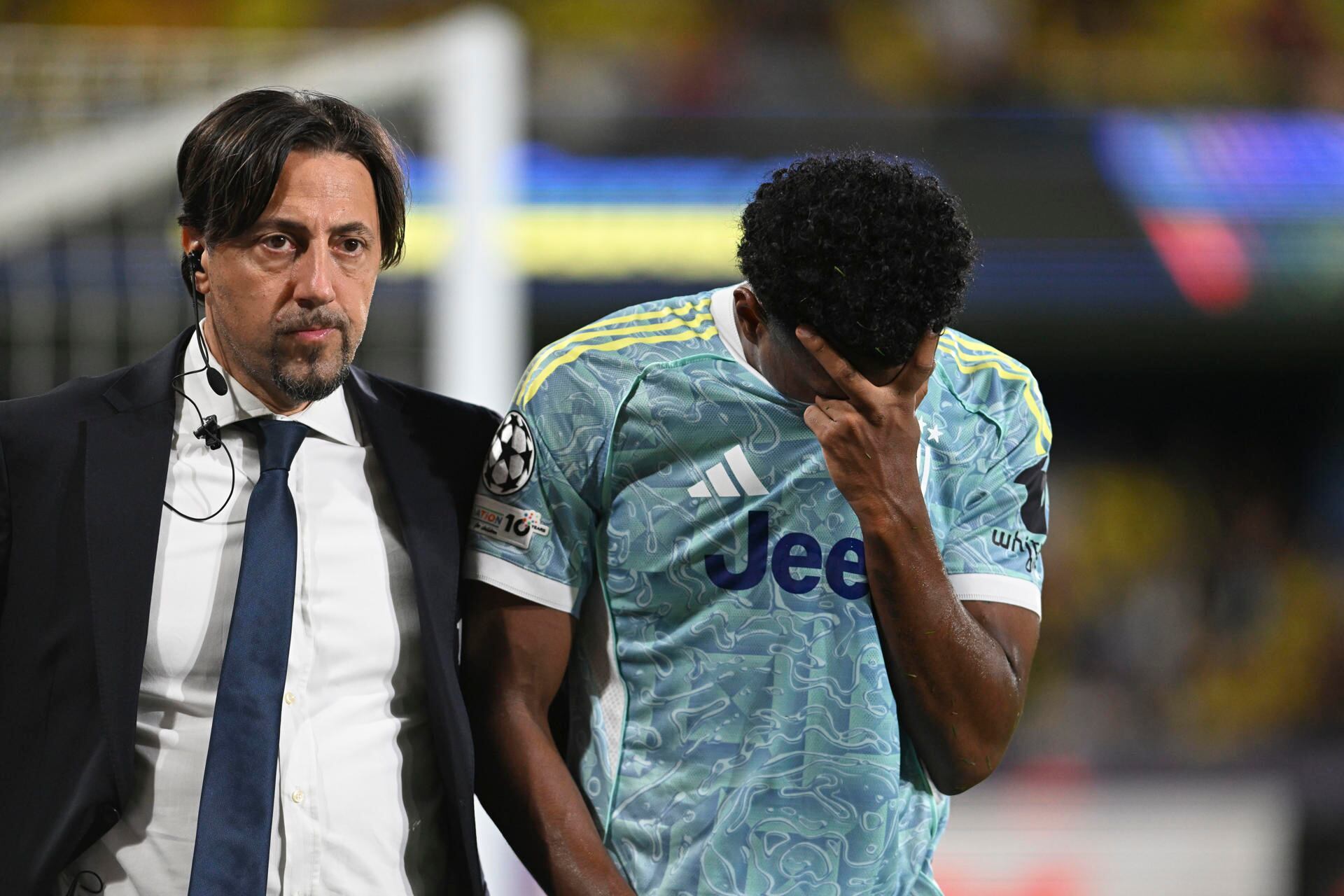 Juan David Cabal abandona el terreno de juego ante el Villarreal en medio de las lágrimas. EFE/Andreu Esteban